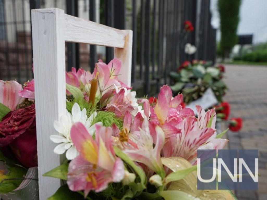 К посольству РФ принесли цветы и иконы после авиакатастрофы в «Шереметьево» (ФОТО)