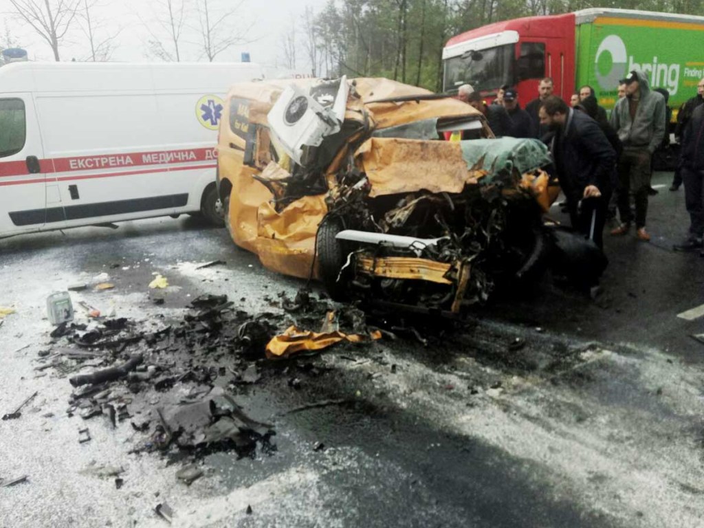 Страшное ДТП  с тремя иномаркам под Киевом: фото с места аварии