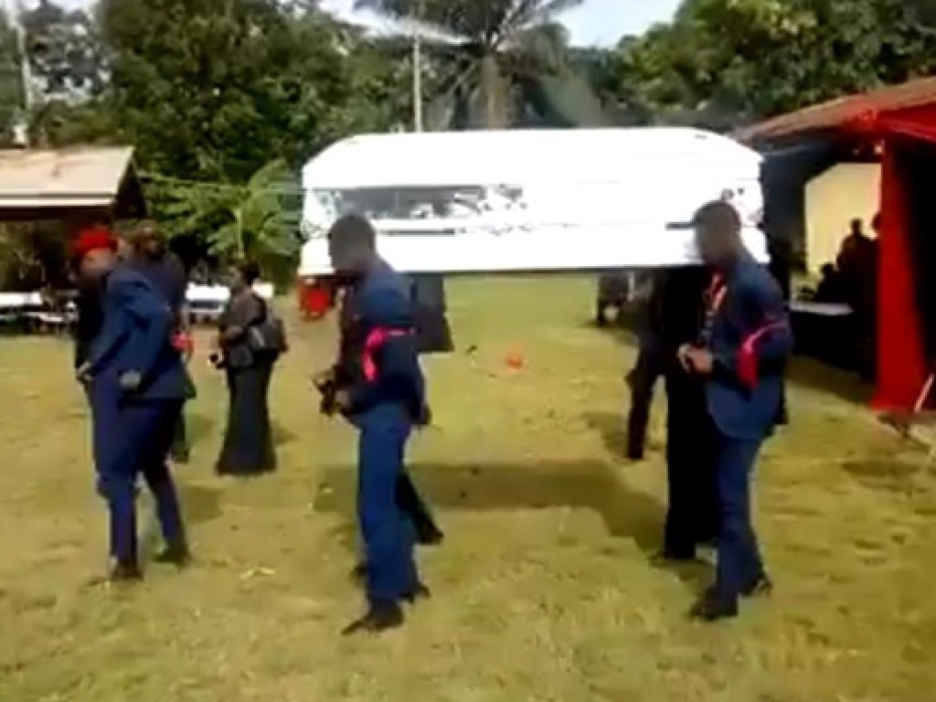Носильщики гроба начали танцевать во время похорон в Гане: труп рухнул на землю (ФОТО, ВИДЕО)