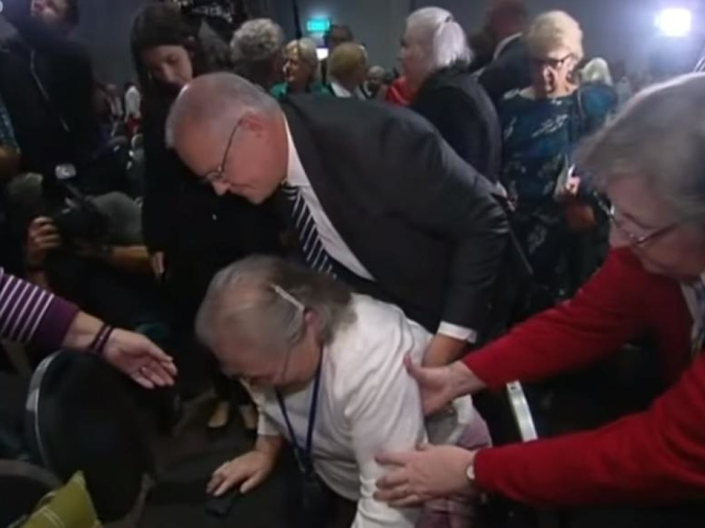 В Австралии активистка швырнула яйцо в голову премьер-министра (ВИДЕО)