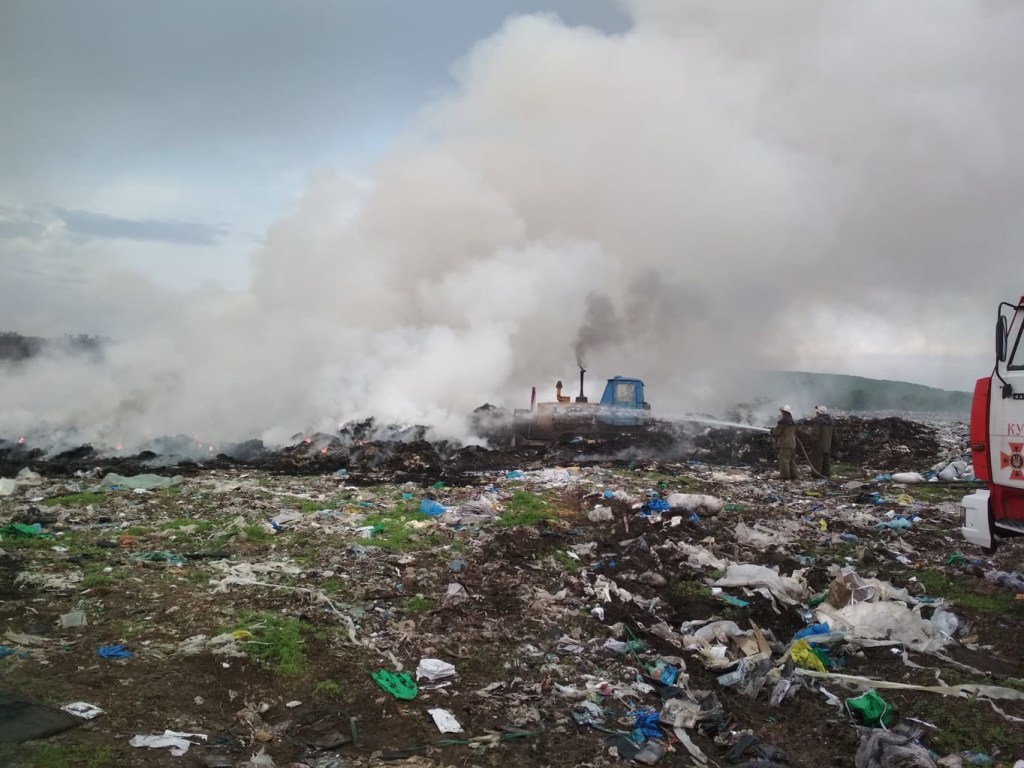 В Харьковской области загорелись тонны мусора (ФОТО)