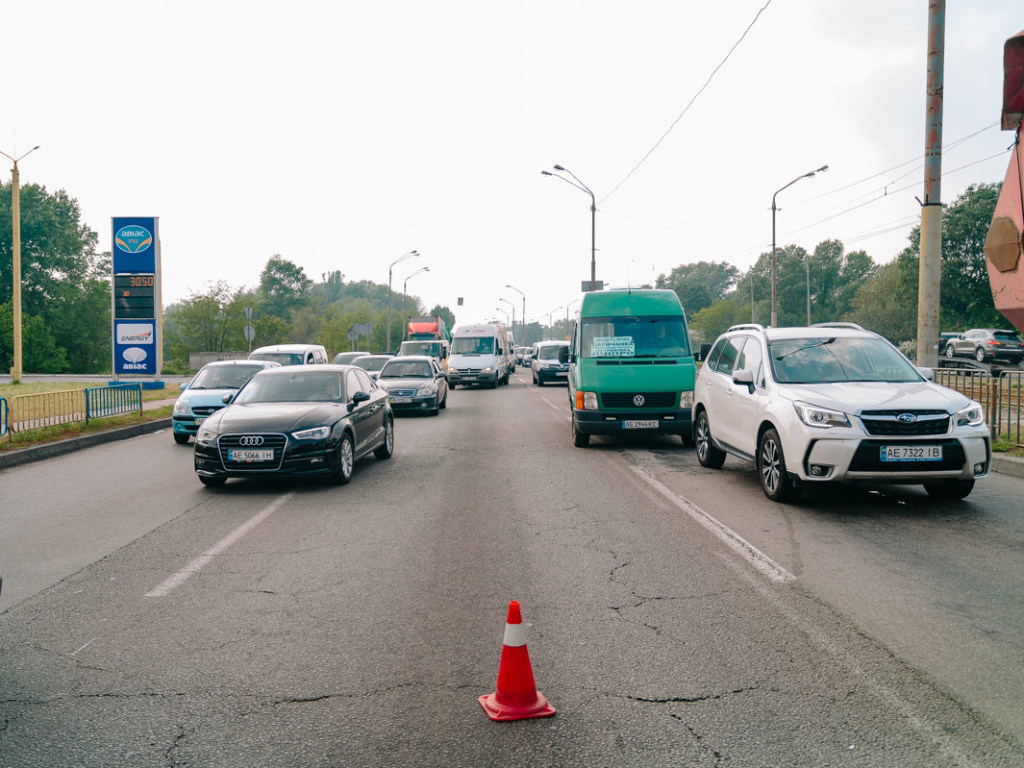 На Донецком шоссе в Днепре столкнулись четыре авто, образовался затор (ФОТО, ВИДЕО)
