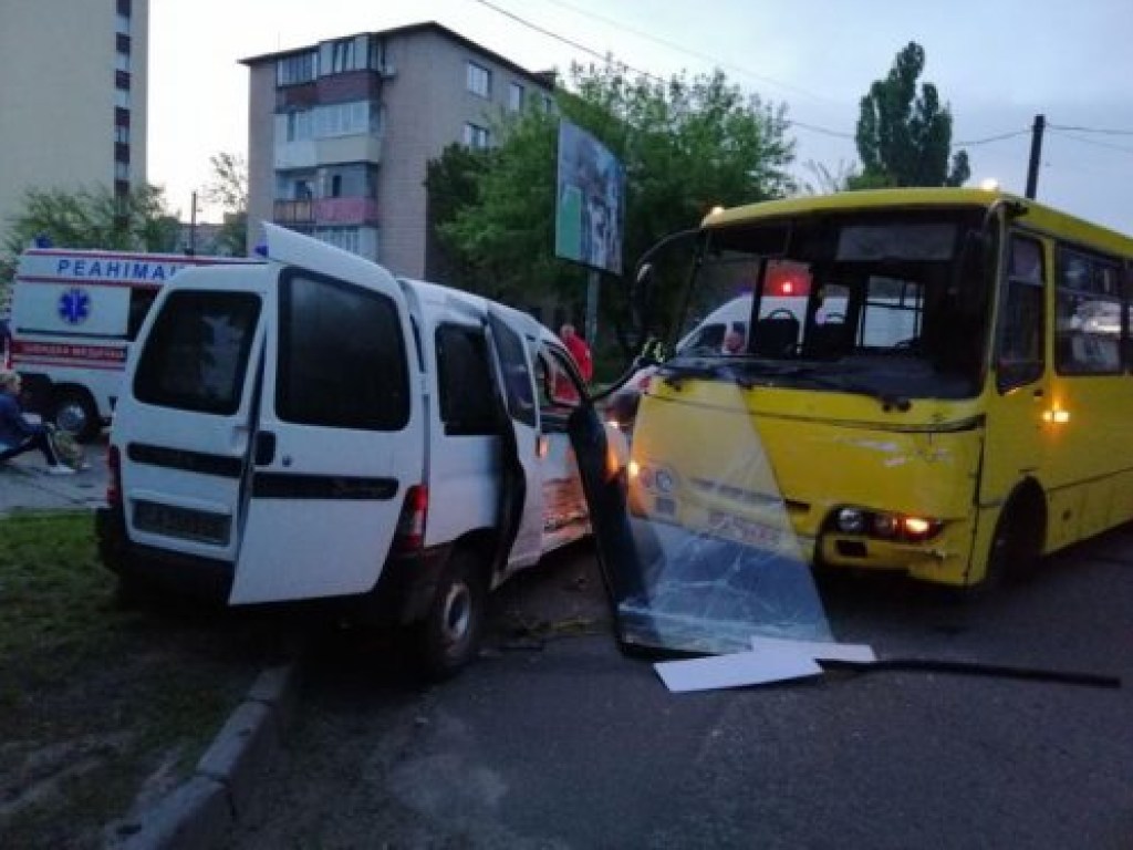 В Черкассах маршрутка с пассажирами протаранила Citroen, есть пострадавшие (ФОТО)
