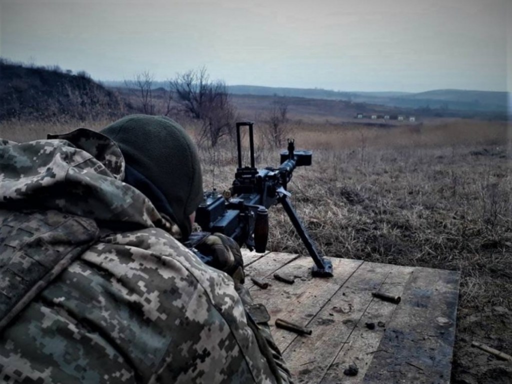 За сутки в зоне ООС применили гранатометы и пулеметы, один украинский военнослужащий погиб