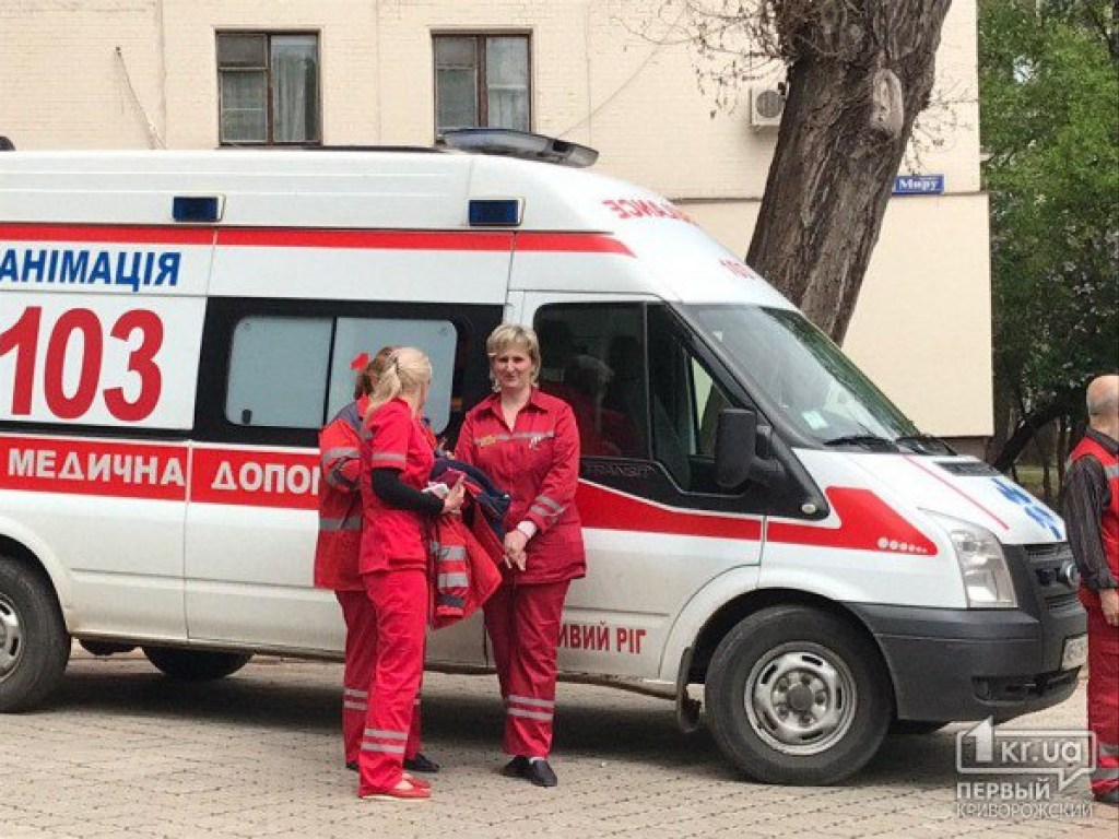 В Кривом Роге во время торжества ко Дню примирения несколько курсанток потеряли создание (ФОТО)