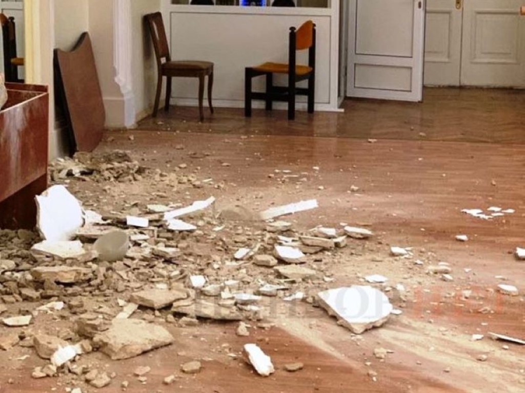 В Киеве во время урока танцев рухнул потолок: в зале были дети (ФОТО)