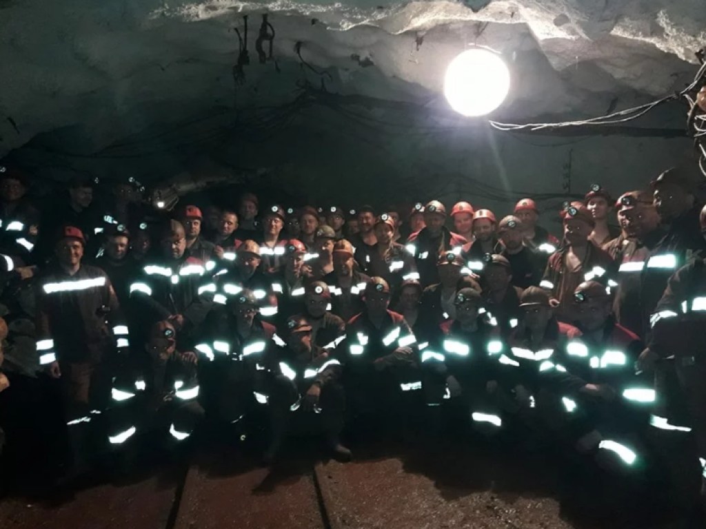 В Кривом Роге вторые сутки бастуют шахтеры