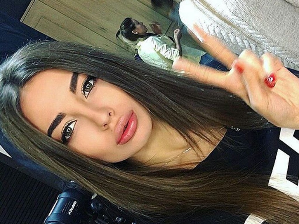24-летняя «украинская Кардашьян» обмазала грудь черной икрой (ФОТО)