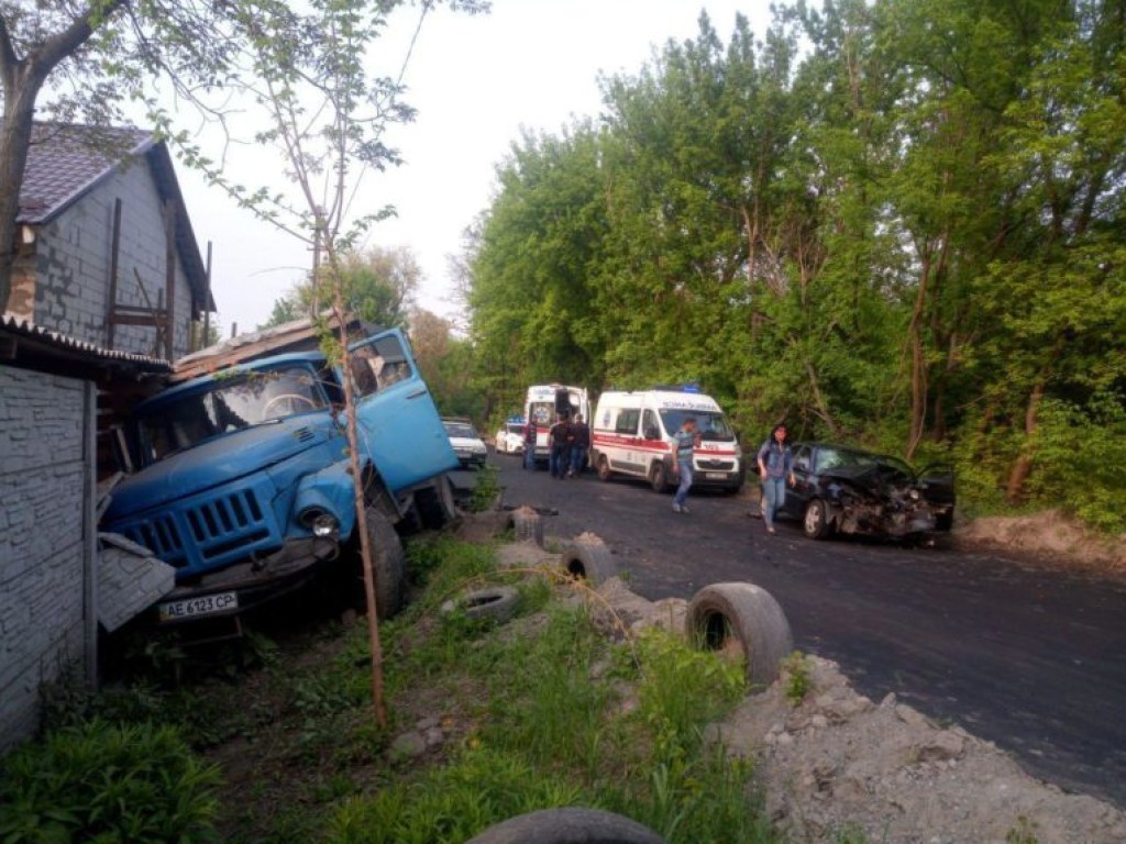 «Лобовое» ДТП в Днепре: столкнулись грузовик и такси с детьми (ФОТО)