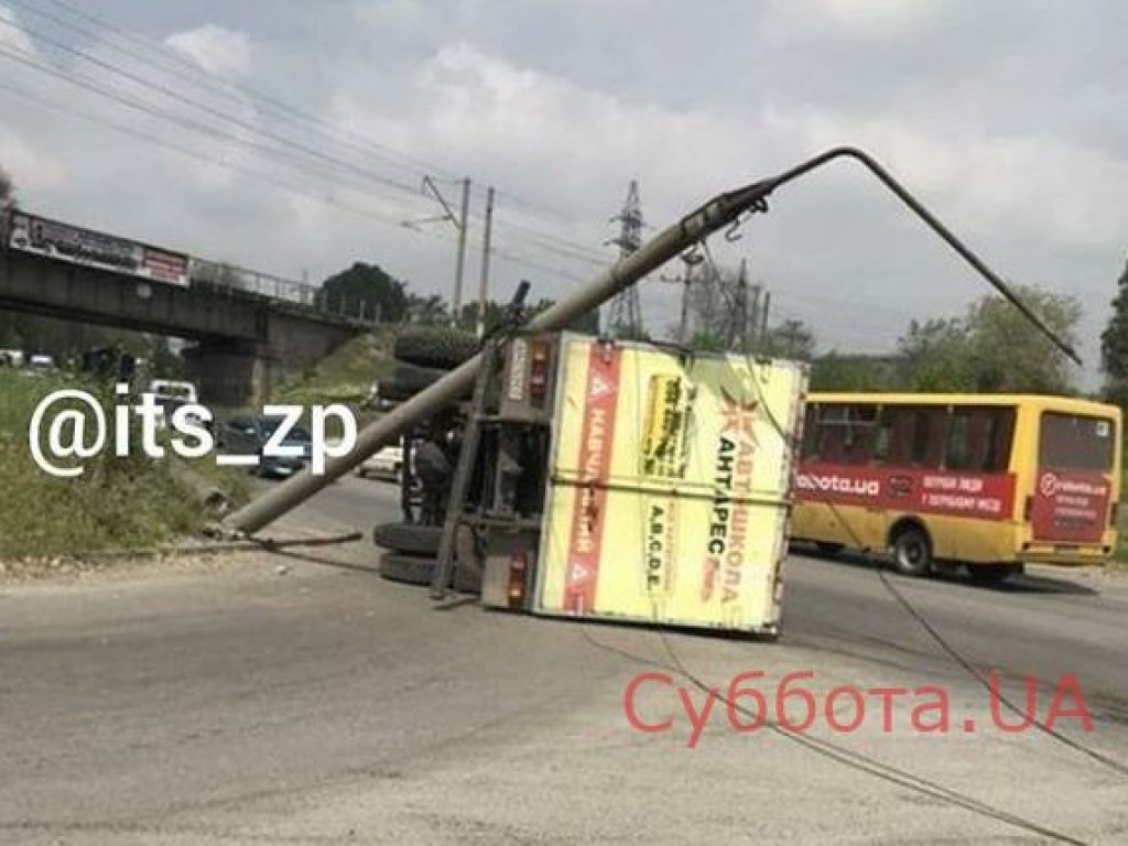 ДТП в Запорожье: на едущий грузовик рухнул фонарный столб (ФОТО)