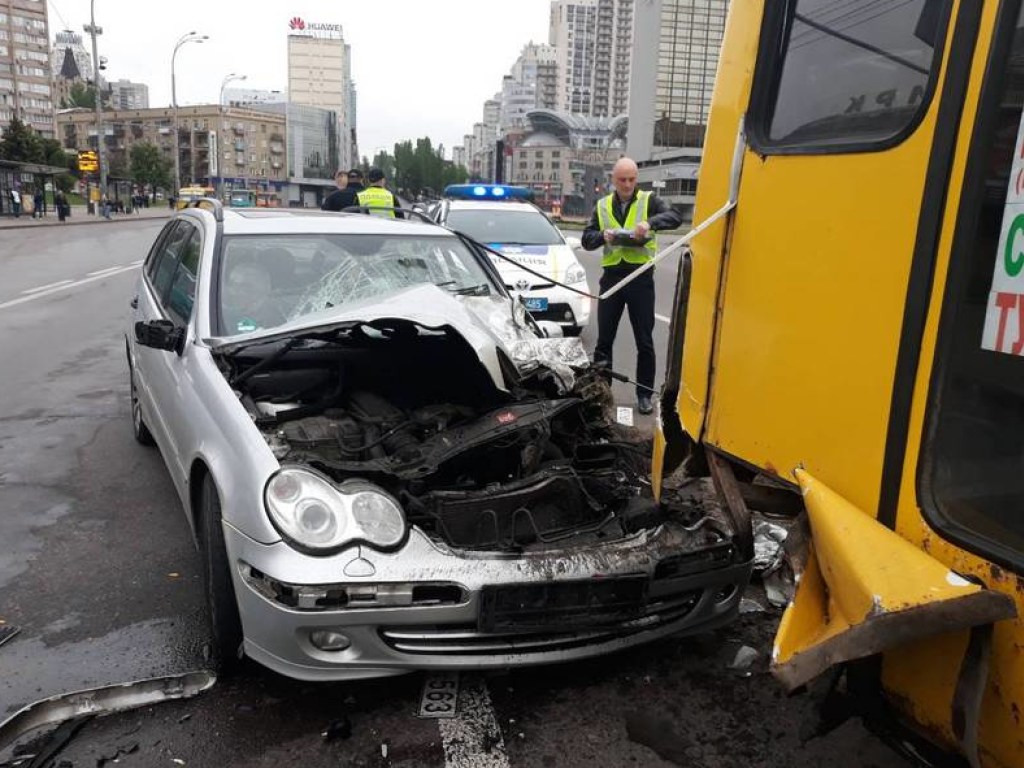 На площади победы в Киеве Mercedes на «евробляхе» на скорости протаранил маршрутку (ФОТО)