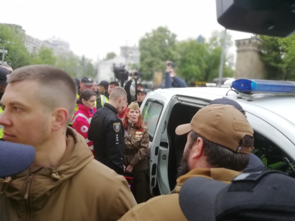 В Киеве участники акция по случаю 9 мая заблокировали полицейское авто с задержанной внутри (ВИДЕО)