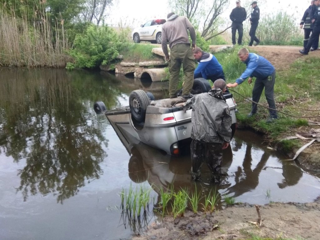 Смертельное ДТП: в Кировоградской области автомобиль рухнул с моста в реку (ФОТО)