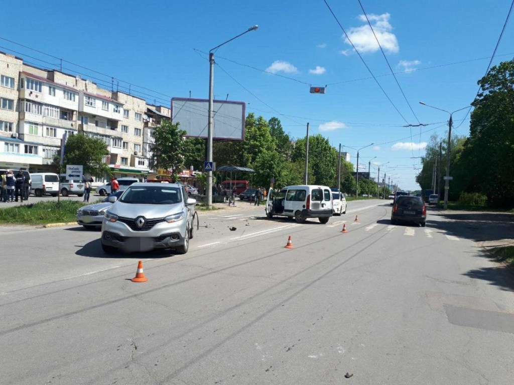 В Черновцах пьяный мужчина устроил ДТП: пострадали двое детей (ФОТО, ВИДЕО)