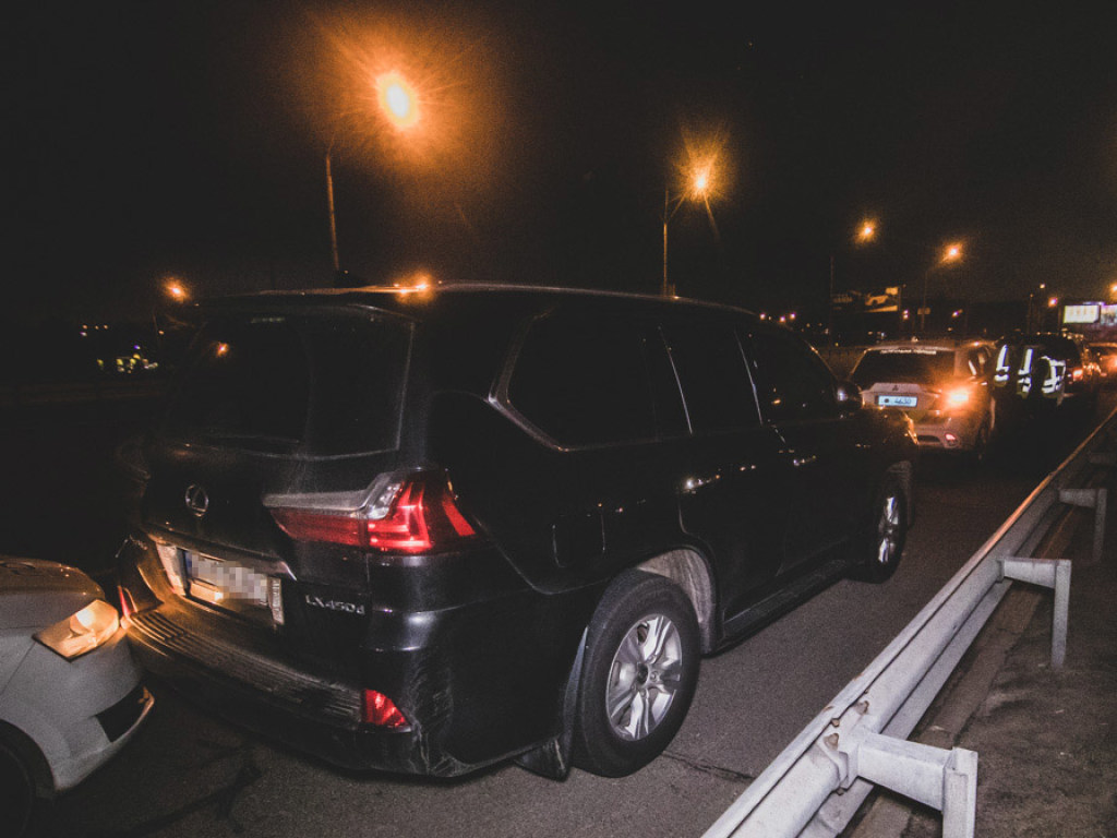 На Северном мосту в Киеве произошло ДТП с полицейской машиной и Lexus (ФОТО)
