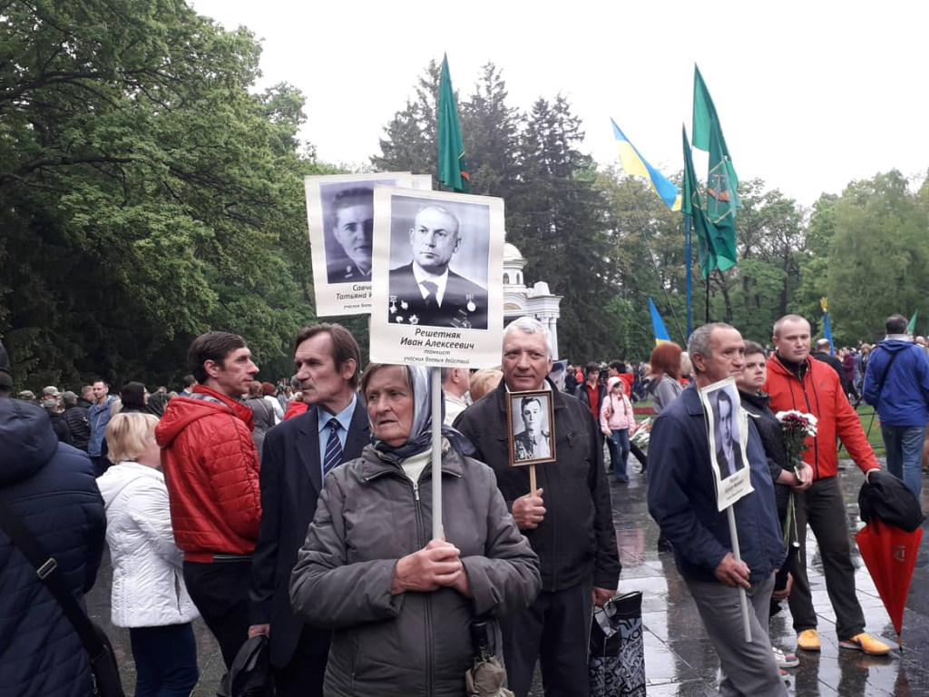 В Харькове националисты устроили потасовку на акции по случаю 9 мая (ФОТО)