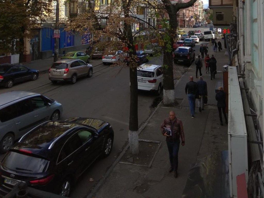 На Подоле в Киеве трамвай протаранил элитный внедорожник (ВИДЕО)