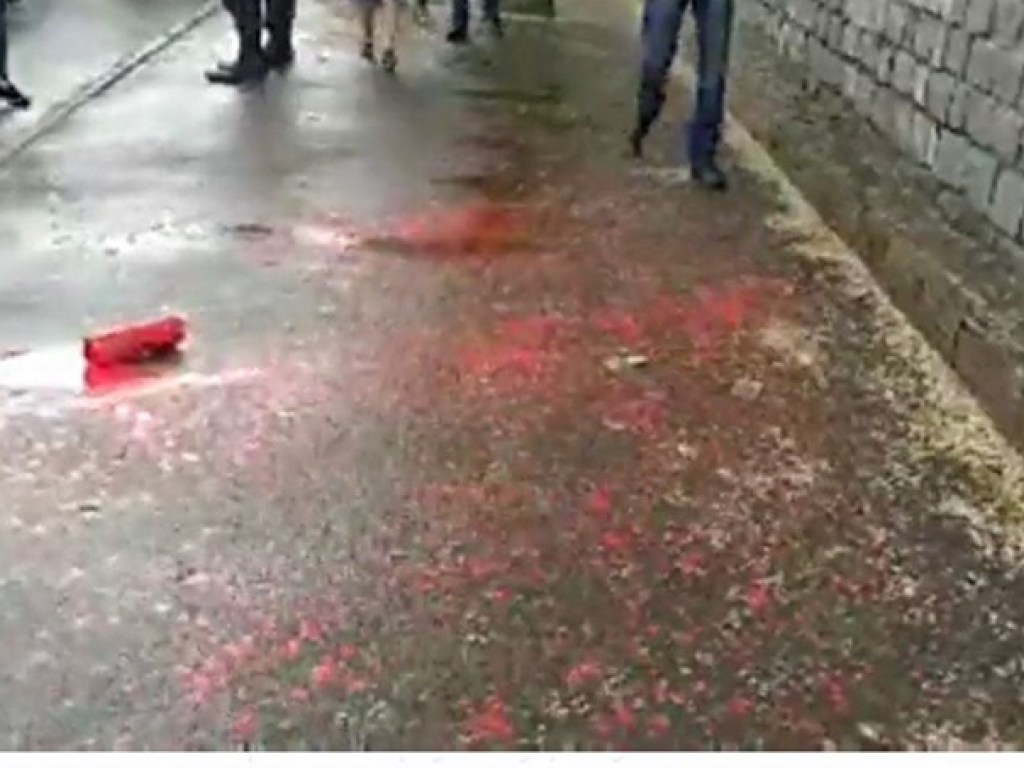 В Днепре на акции по случаю 9 мая произошла стычка: участников облили краской (ФОТО)