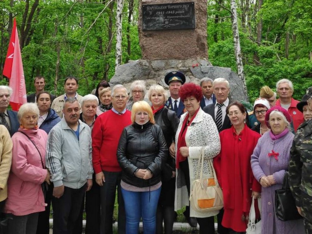 9 мая Петр Симоненко возложил цветы к памятнику партизанам Черного леса под Знаменкой (ФОТО)