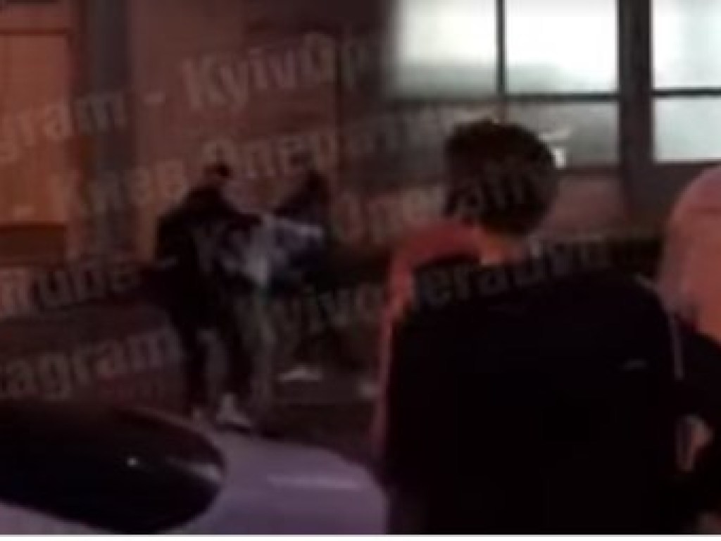 Под столичным ТРЦ агрессивные подростки бросили избитого мужчину в фонтан  (ВИДЕО)