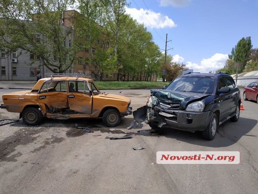 В Николаеве на дороге не разминулись кроссовер Hyundai и «Жигули» (ФОТО) 
