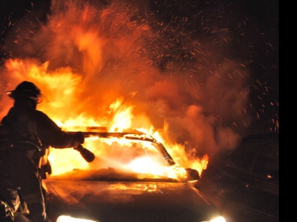 На столичной Троещине сгорел микроавтобус Ford