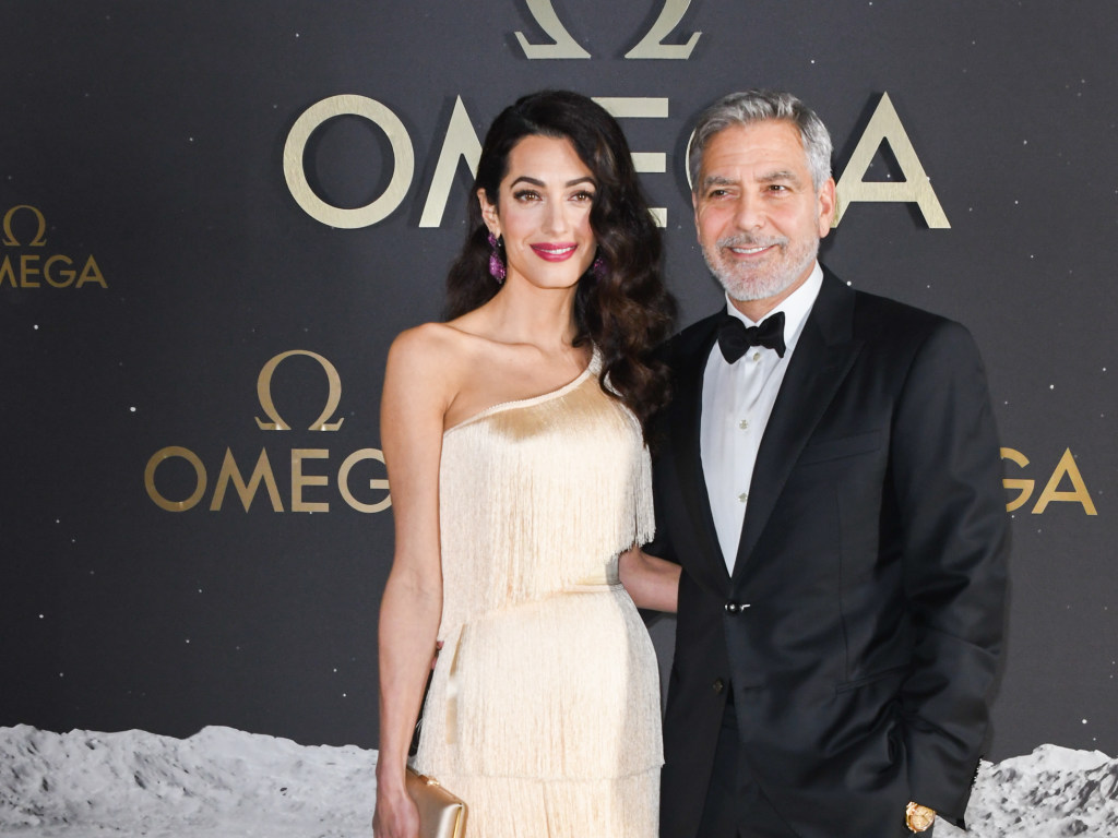 Жена Клуни выбрала золотое платье с бахромой для красной дорожки (ФОТО)