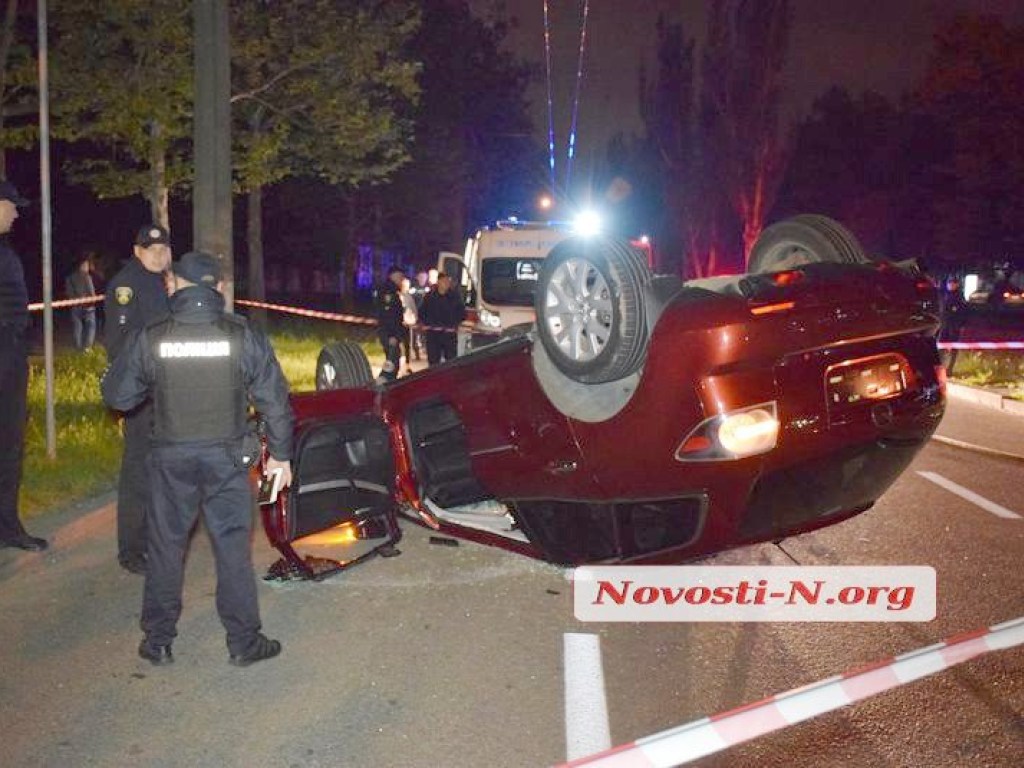 ДТП с опрокидыванием в Николаеве: в аварию попала молодая компания на Mazda (ФОТО)