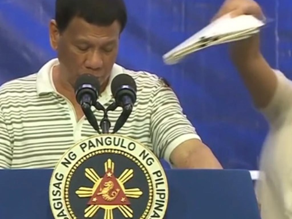 Огромный таракан облюбовал президента Филиппин (ФОТО, ВИДЕО)