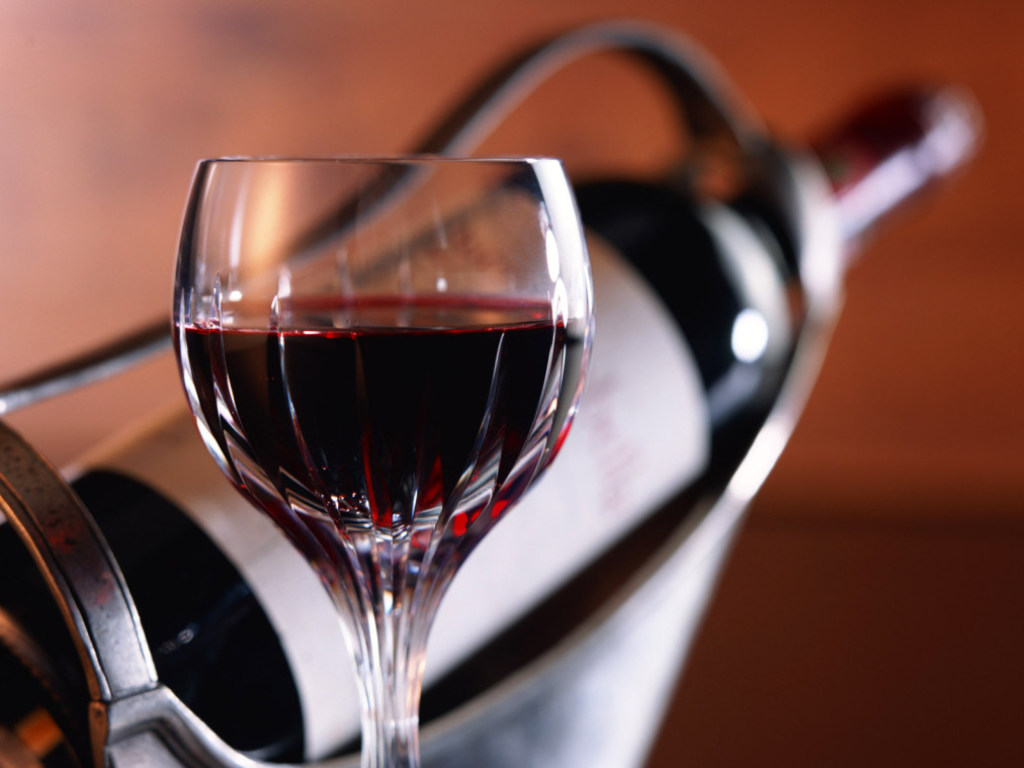 Медики перечислили плюсы красного вина