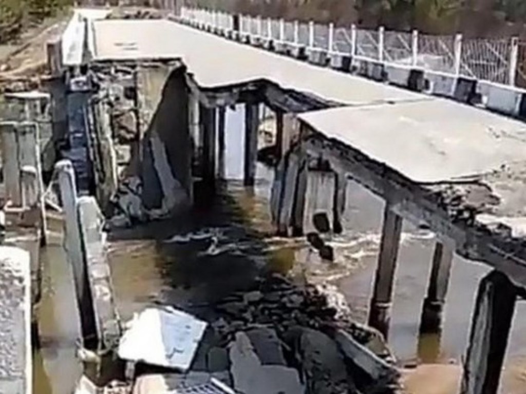 На Дальнем Востоке в РФ рухнул автомобильный мост (ВИДЕО)