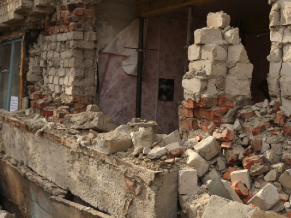 В Харькове рухнула стена трехэтажного жилого дома (ФОТО)