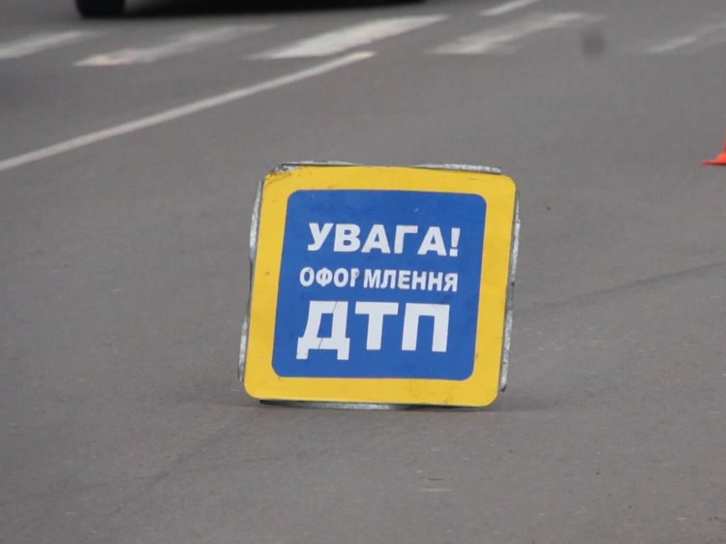 Страшная авария в Киеве: пешеход попал под колеса фуры (ВИДЕО)