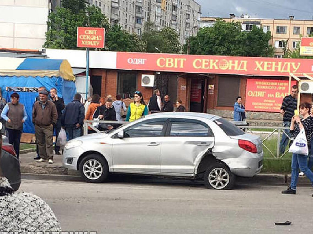 В Харькове  на проспекте Opel врезался в припаркованный ЗАЗ (ФОТО)