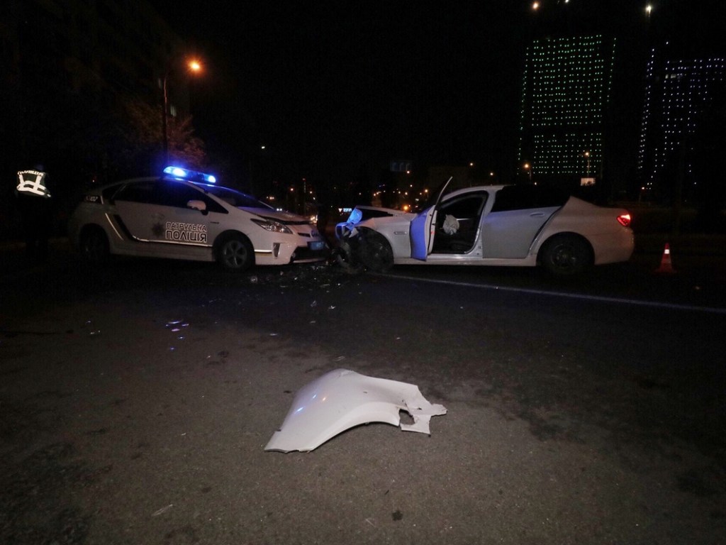 В Киеве авто патрульных съехало в сторону и столкнулось с BMW: троих человек госпитализировали (ФОТО, ВИДЕО)