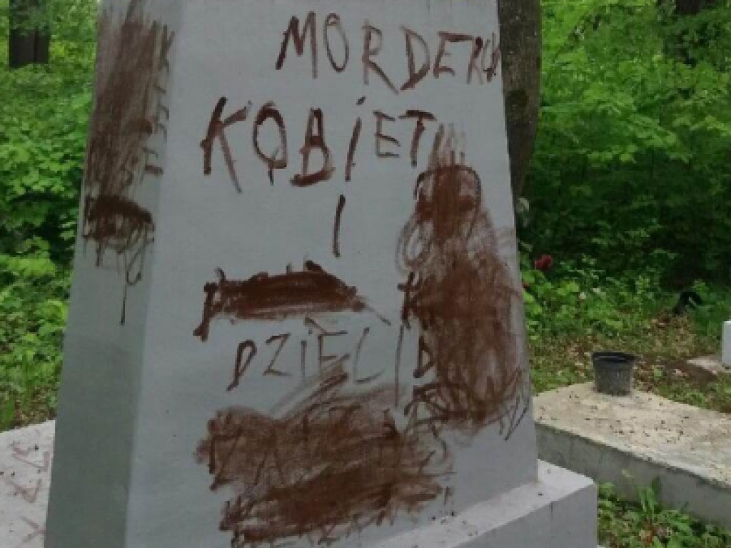 В Польше разрисовали свастикой памятный крест украинским повстанцам (ФОТО)
