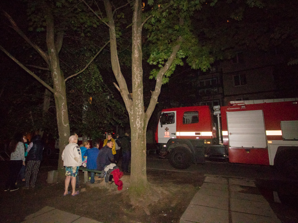 В Днепре горела квартира: из задымленного дома эвакуировали около 60 человек (ФОТО, ВИДЕО)
