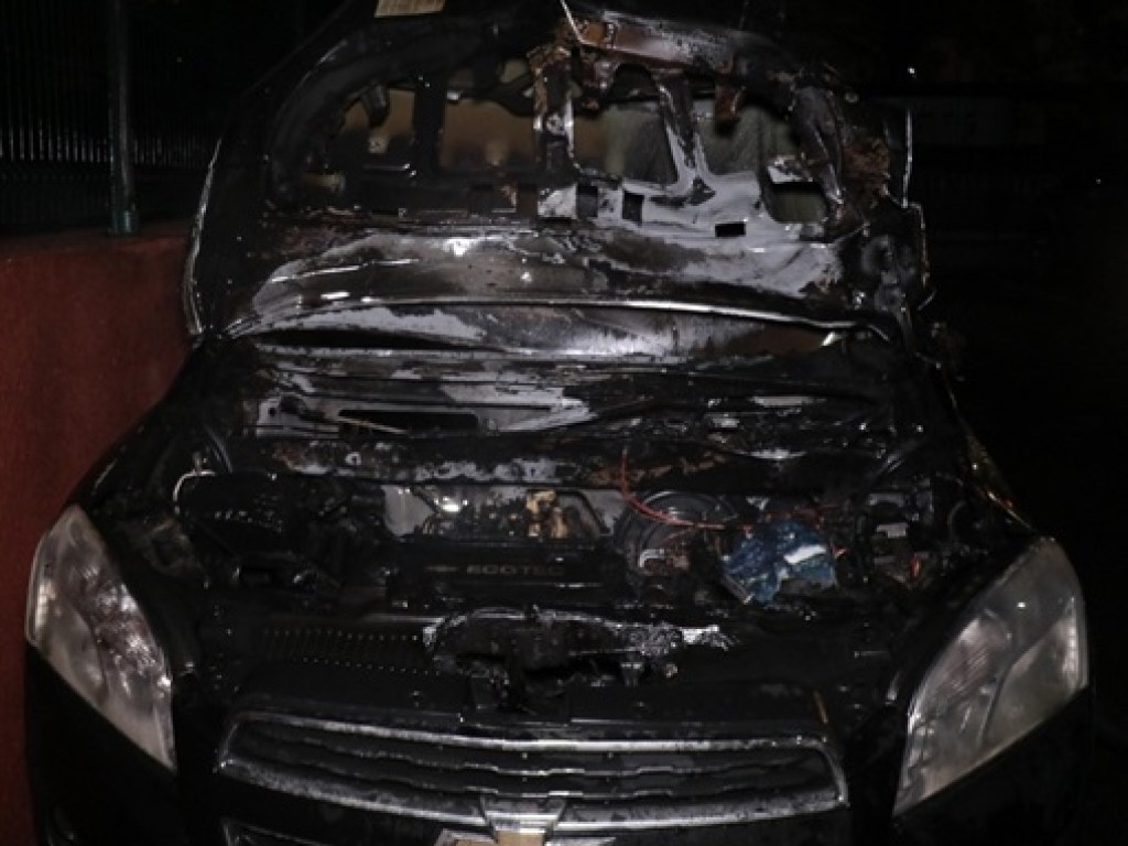 Бросили зажигательную смесь: ночью в Киеве сожгли авто возле подъезда (ФОТО, ВИДЕО)