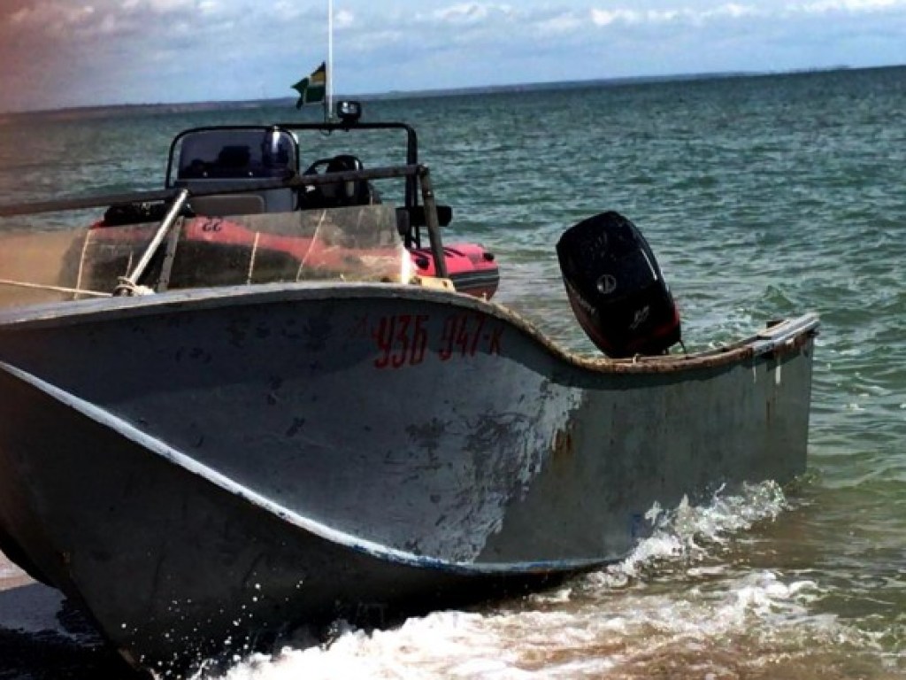 В Азовском море задержали рыбаков: незаконно вылавливали калканов (ВИДЕО)