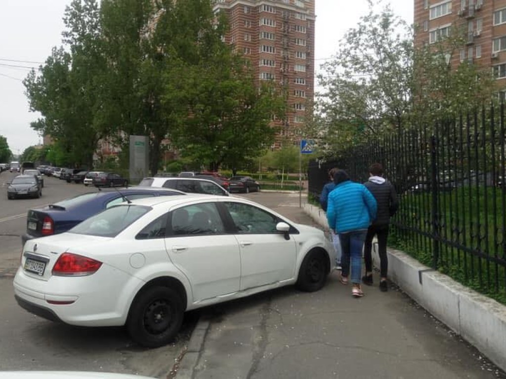 Авто стояло на тротуаре возле отделения полиции все майские: В Киеве жестоко наказали наглого «героя парковки» (ФОТО)
