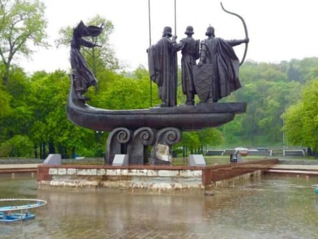 Вандалы испортили памятник основателям Киева (ФОТО)