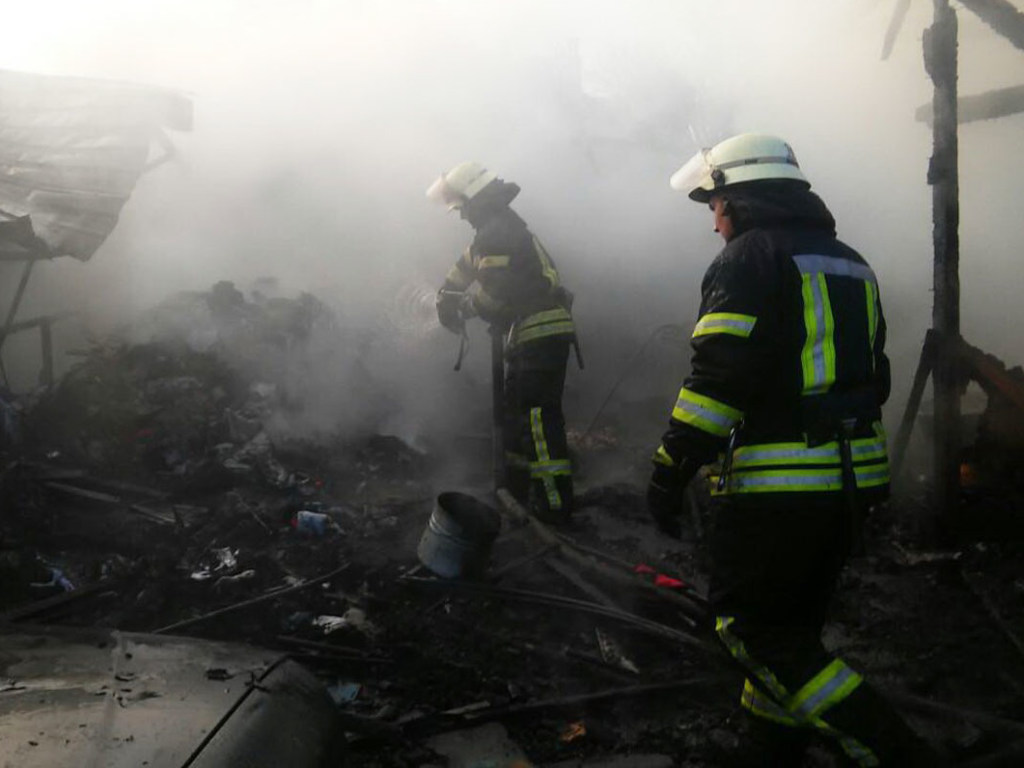 В Харькове горело здание: огонь повредил четыре иномарки (ФОТО, ВИДЕО)