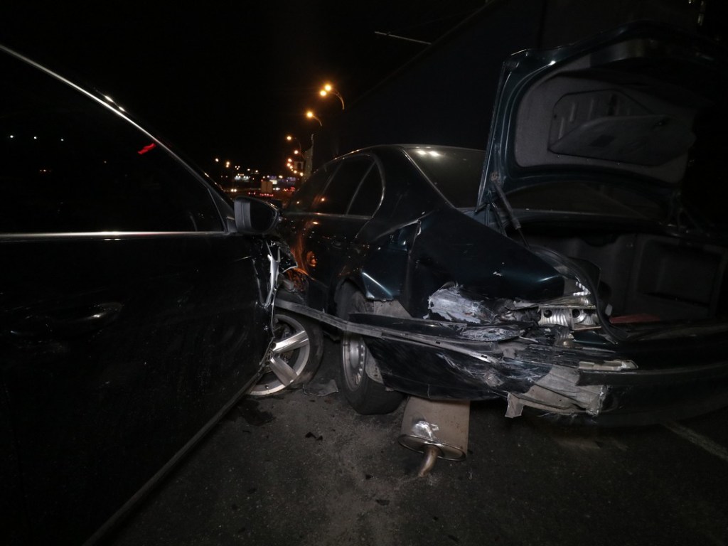 Обломки разлетелись на несколько метров: в Киеве автомобиль Volkswagen врезался в BMW (ФОТО, ВИДЕО)