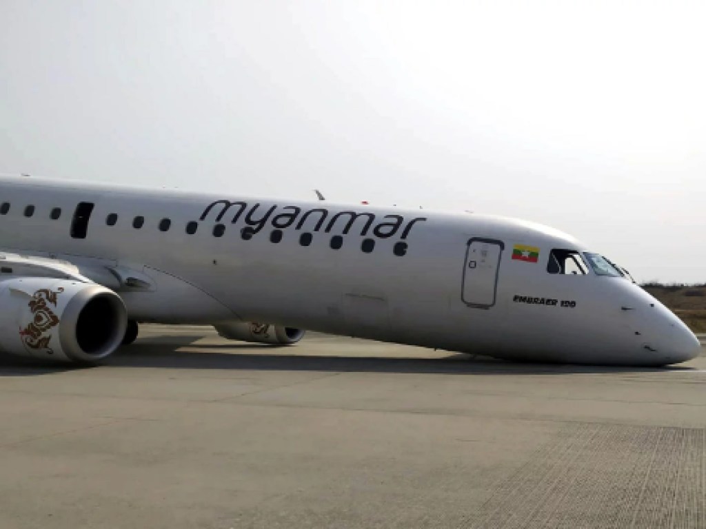 В Мьянме самолет совершил посадку без переднего шасси (ВИДЕО)