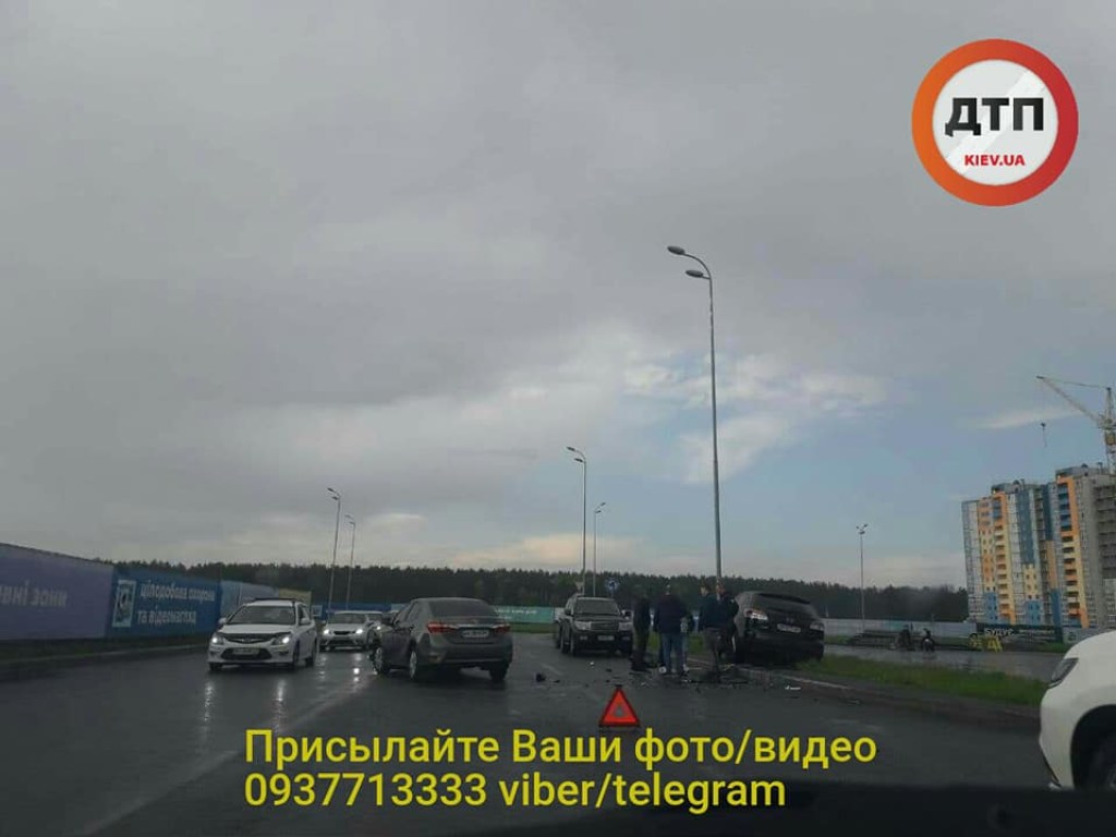 ​Авто всмятку: Возле ТРЦ в Киеве произошло серьезное ДТП на парковке (ФОТО)