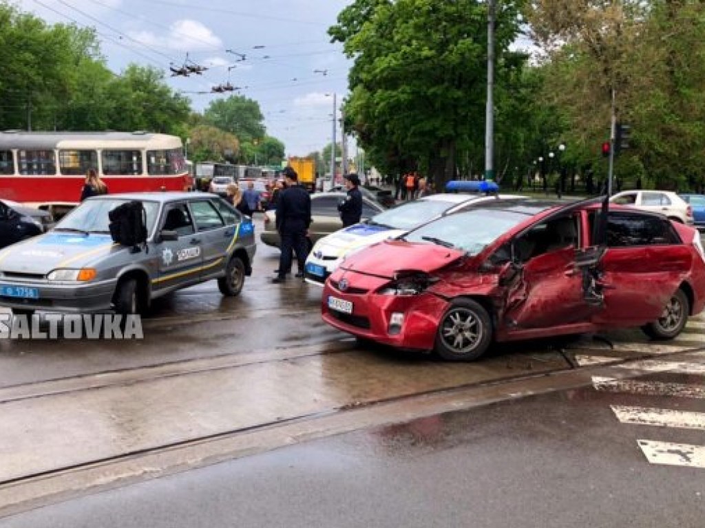 В Харькове трамвай сошел с рельсов и протаранил иномарку (ФОТО)