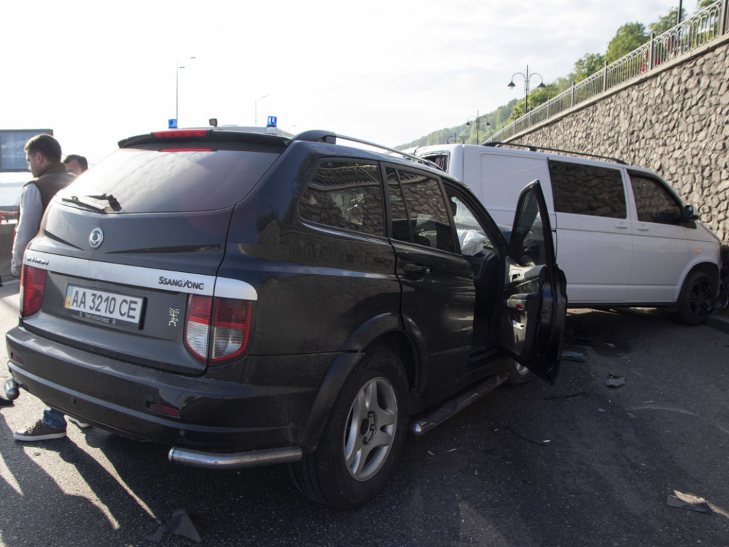 На Набережном шоссе в столице пьяный водитель SsangYong «отфутболил» Volkswagen в стену (ФОТО, ВИДЕО)