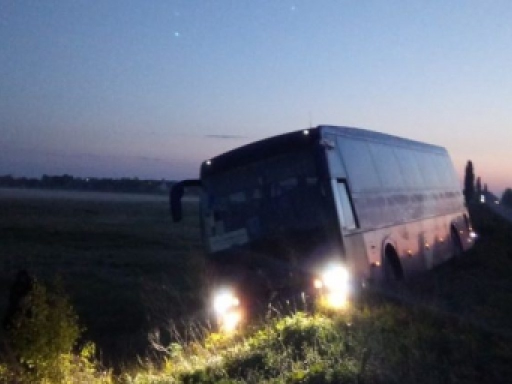 Автобус Киев-Запорожье слетел в кювет (ФОТО)