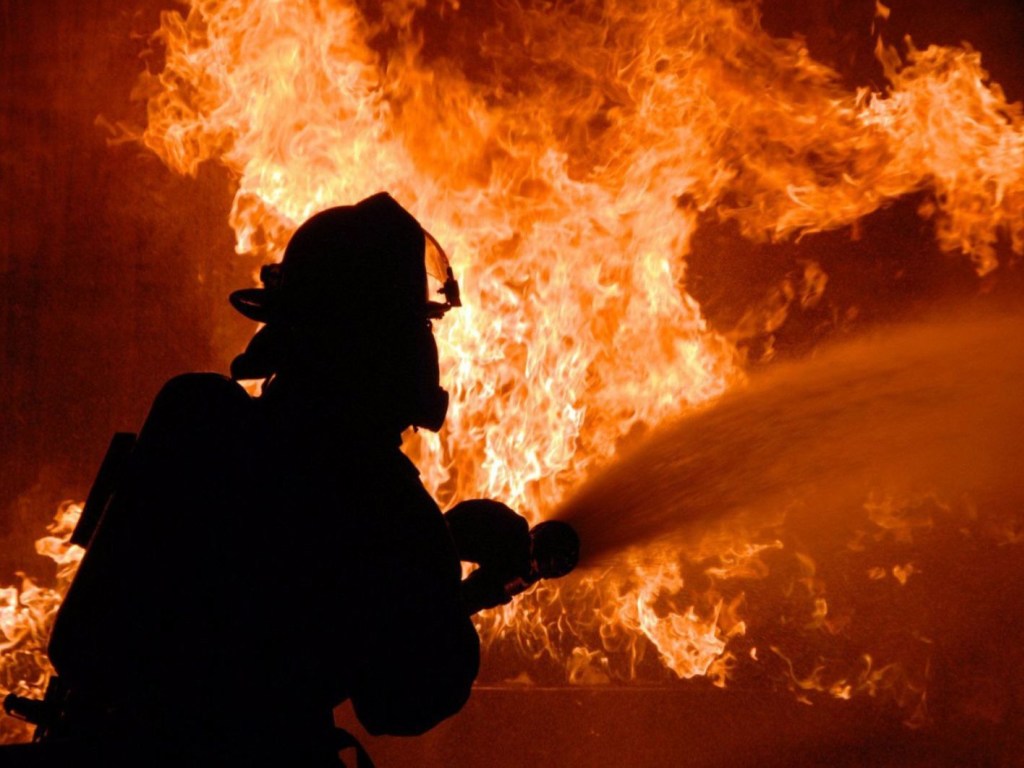 Ночью в Киеве сожгли машину главреда телеканала TVI: подозревают поджог (ВИДЕО)