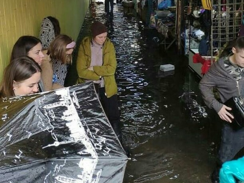 Киев затопило после дождя: на левом берегу «тонули» авто и пешеходы (ФОТО, ВИДЕО)